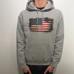 Cheka beskrivningen vid köp🙌 - Så den här hoodien har jag skapat själv och för att köpa så kontaktar du mig det finns fler färger🎨 och alla storlekar förutom xs så man kontaktar mig och sen säger du din adress och sånt och sen swishar du mig 499kr för en och 399kr vid bulk och sen så köper jag av min leverantör och då sätter jag in så det är din addred och det är 1-2 veckor leverans tid🙌