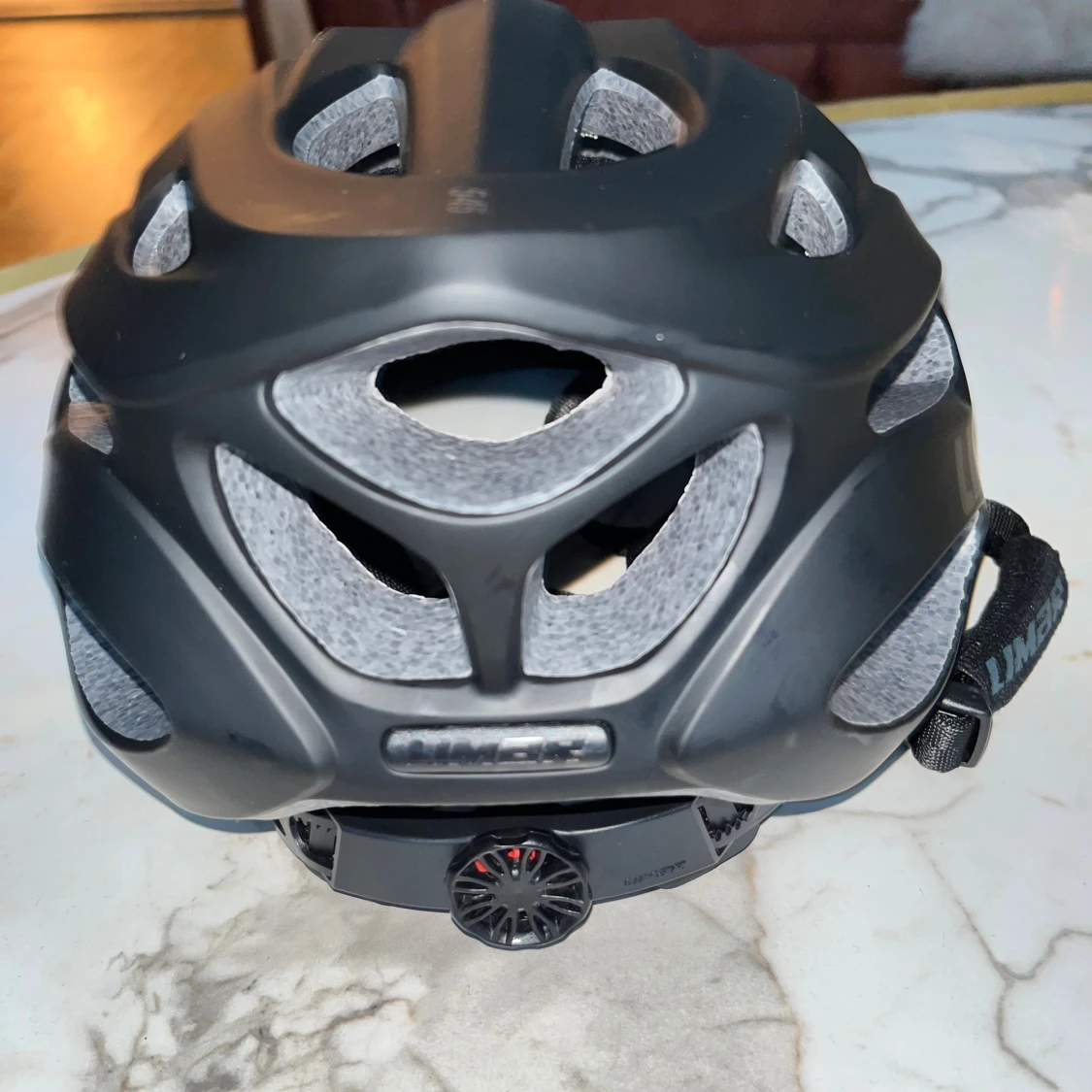 Svart cykelhjälm Limar med ventilation