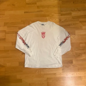 Vit långärmad West Coast Choppers tröja - Vit långärmad original tröja från West Coast Choppers inköpt på long beach med stort rött tryck på ryggen och mindre logga framtill. Ärmarna har klassiska trycket på varsin sida Skön passform. Jag är vanligtvis en large/xl denna är xxl. Kan skicka mått om du är intresserad.