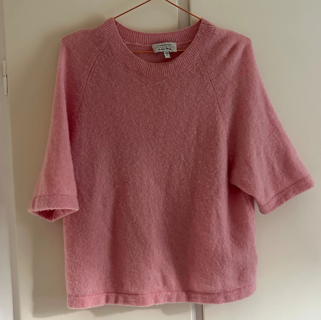 Rosa stickad tröja från & Other Stories