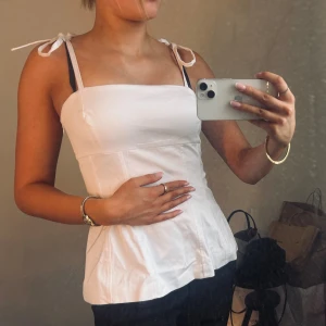 Zara topp - Super söt topp från Zara med knytande band med rosetter🤗