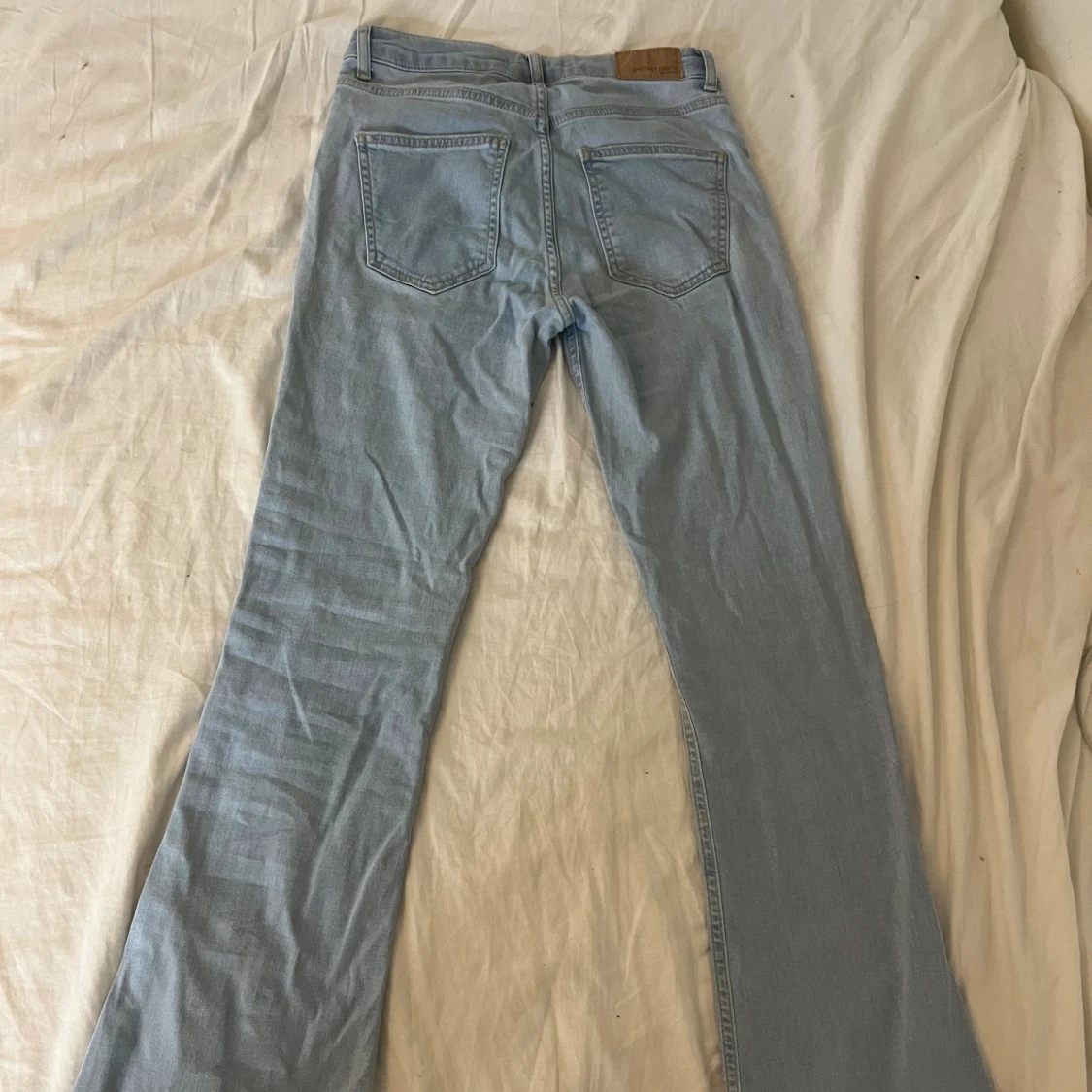 Ljusblå bootcut jeans från Gina Tricot - 2