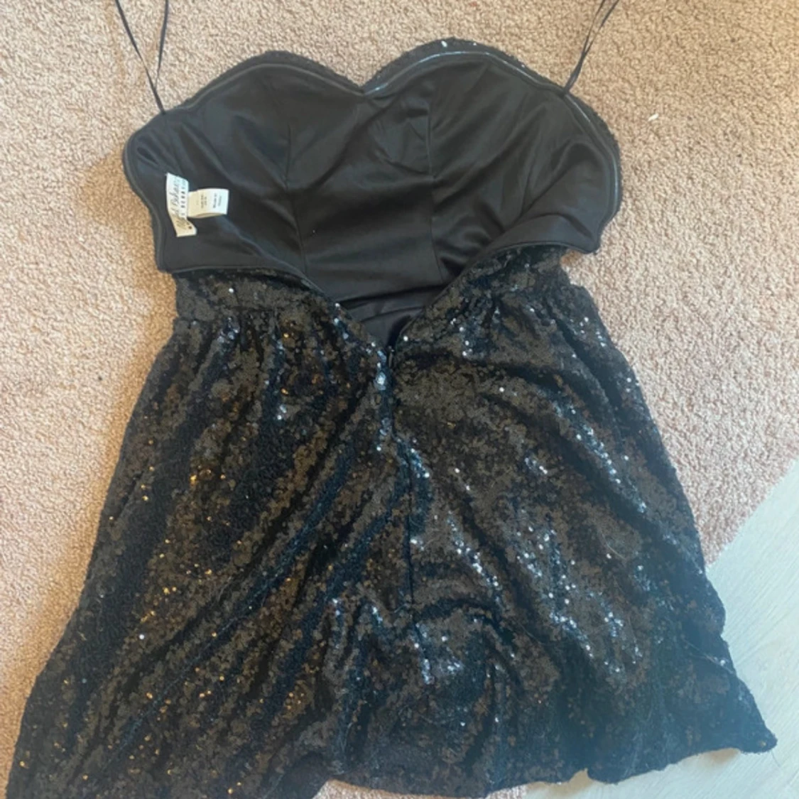 Svart paljettklänning från H&M - 1