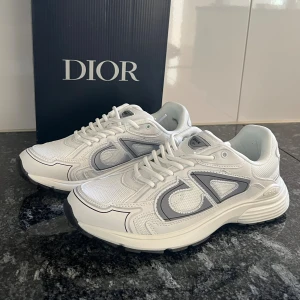 Dior B30 - Tja! Säljer nu mina sprillans nya Dior B30. Riktigt fina och unika skor passar alla outfits. Skriv privat vid minsta lilla fundering!