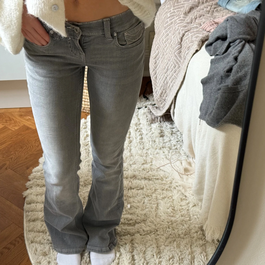 Grå bootcut jeans  - 1