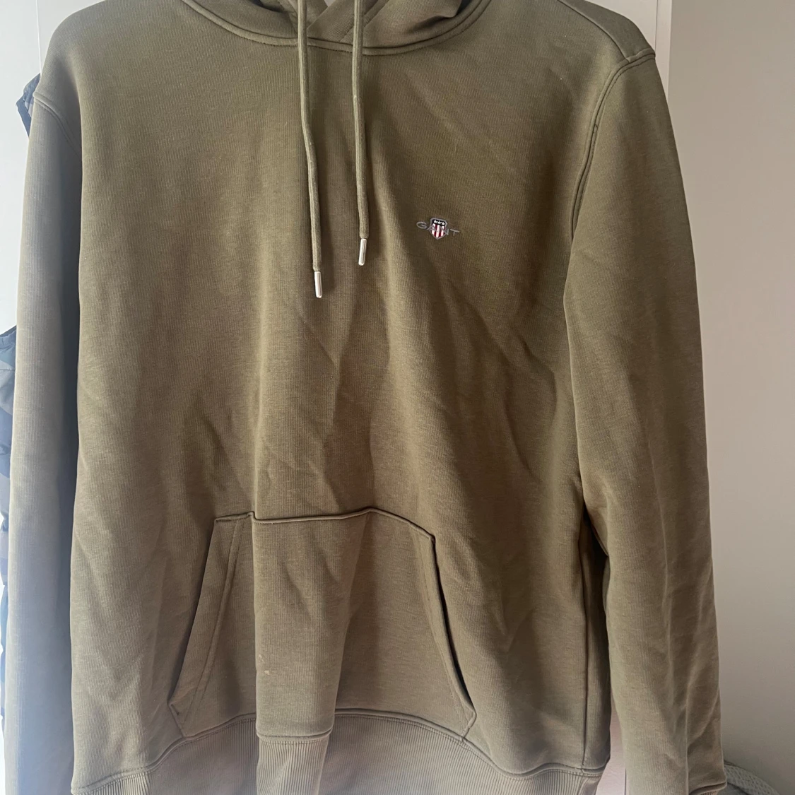 Olivgrön hoodie från Gant i bomull