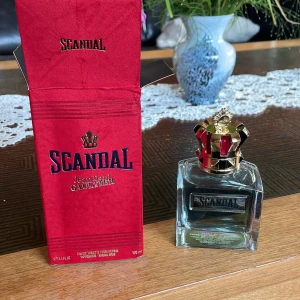 Jean Paul Gaultier skandal edt  - Jean Paul skandal edt som jag nygligen köpt haft den i tre dagar så den är typ full som man ser på bilden. Ny pris ligger den på 1400 kr, loggan har ävrn tappat lite färg. Kom med pris förslag 😃