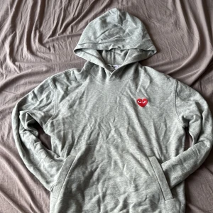 Grå CDG Hodie. - Snygg grå Playhouse som näst intill aldrig använts. Snören är dock bortplockat.