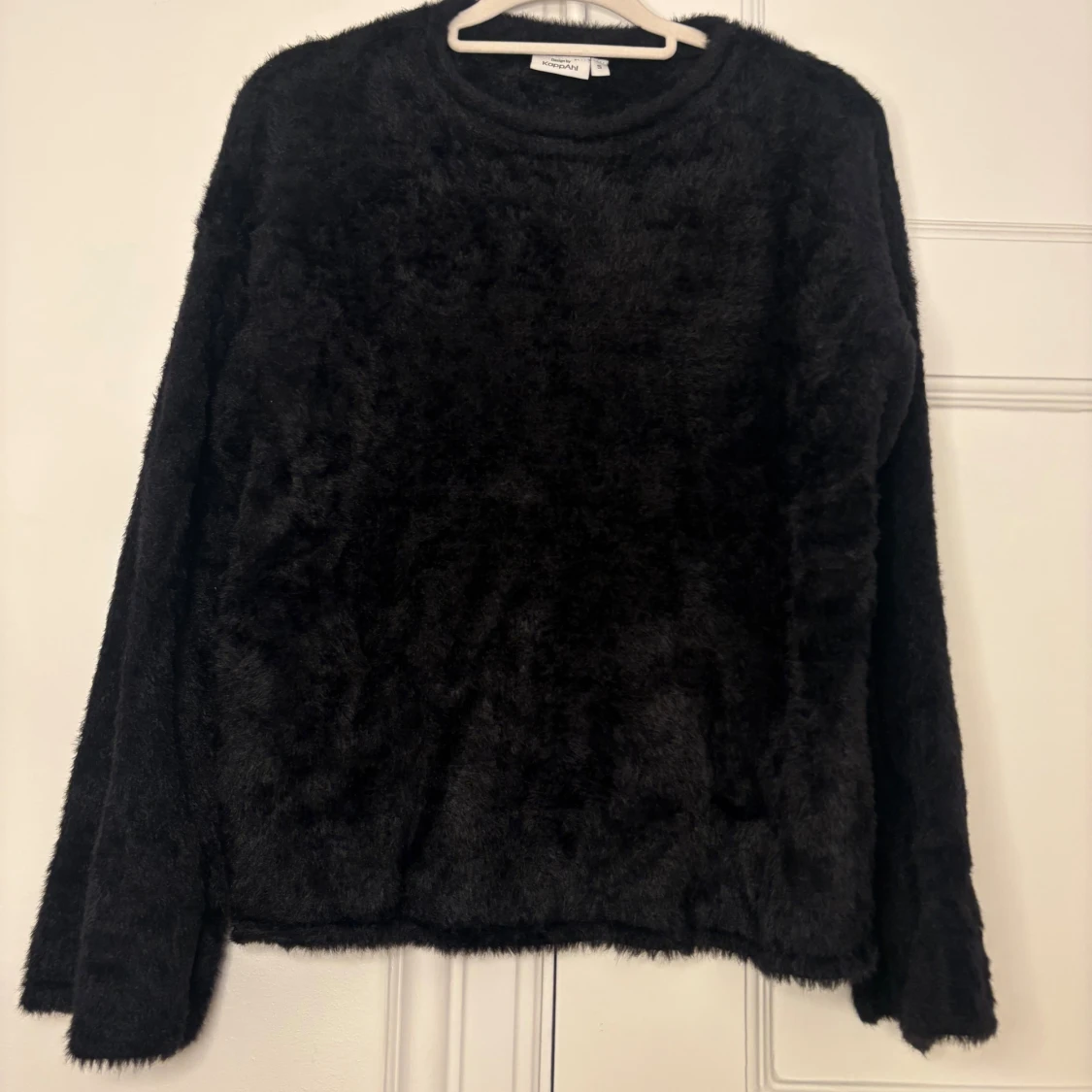Svart fluffig tröja - 1