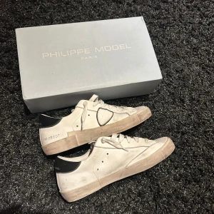 Philippe Model vita sneakers - Storlek 41,5 andvönda lite efter bilderna tagits 