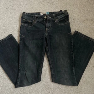 Bootcut jeans - Säljer mina favo mörkblå bootcut jeans från old navy med kontrastsömmar. Jeansen har låg midja och är Perfekta för en avslappnad och snygg look. Storleken är i 10 vilket jag tror är 10 år, dom är små i storleken men har inga vidare defekter. Skriv ifall ni vill ha fler bilder, mått eller annat. Pris kan diskuteras 💕
