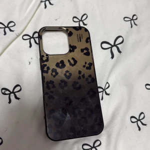 iDeal of Sweden Leopard Phone Case - Snyggt mobilskal från iDeal of Sweden med leopardmönster och glansig finish.inbygd spegel på insidan,  iPhone 16 pro max 