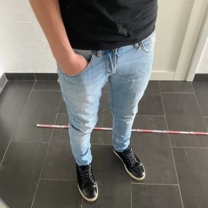 Dondup George jeans - Dondup George Jeans! Trendigaste jeansen på marknaden med perfekt passform. Midjemått ca 42 cm och ytterbenslängd ca 104 cm. Skick = 9,5/10 Nypris = 4000 kr 💸 Säljs för = 899 kr