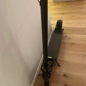 Elscooter xiaomi - Elscooter från xiomi  . Skicket är bra , inte så mycket använd . Pris kan diskuteras , laddare kommer med
