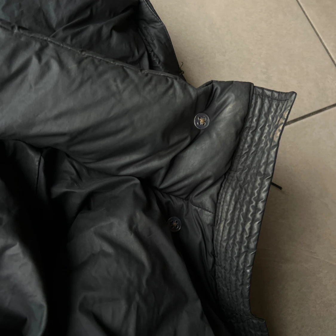 Svart dunjacka med huva - 4