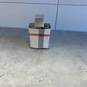Burberry parfum - Snygg parfym från Burberry med deras ikoniska rutiga tygfodral. Perfekt accessoar för dig som gillar stilrena detaljer och vill sticka ut. Passar dig som vill ha något klassiskt men ändå modernt. Ungefär till röda strecket kvar 