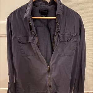 Overshirt - Väldigt snygg blå overshirt i storlek XL, men sitter något mindre. Den har inga fläckar, hål eller andra skador.