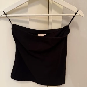Bandau  - En nästan helt oanvänd bandau topp från Nelly med en slits på en av sidorna, storlek S💞