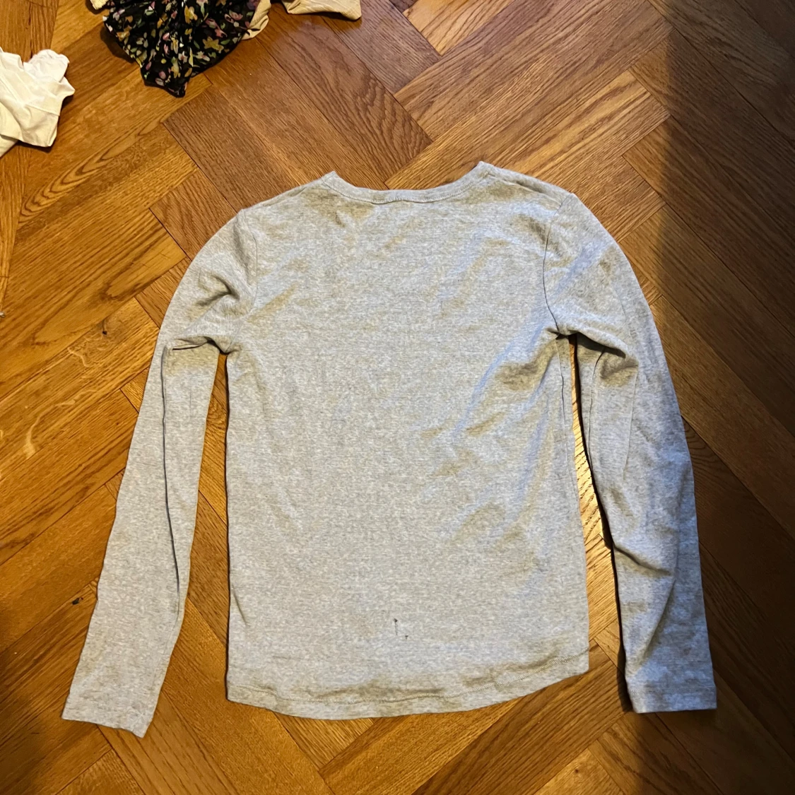 Ljusgrå långärmad basictröja - 1