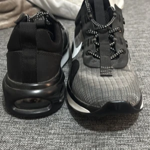 Nike React sneakers svart/grå - Nästan helt nya de är små på mig hade behållit dem annars . 