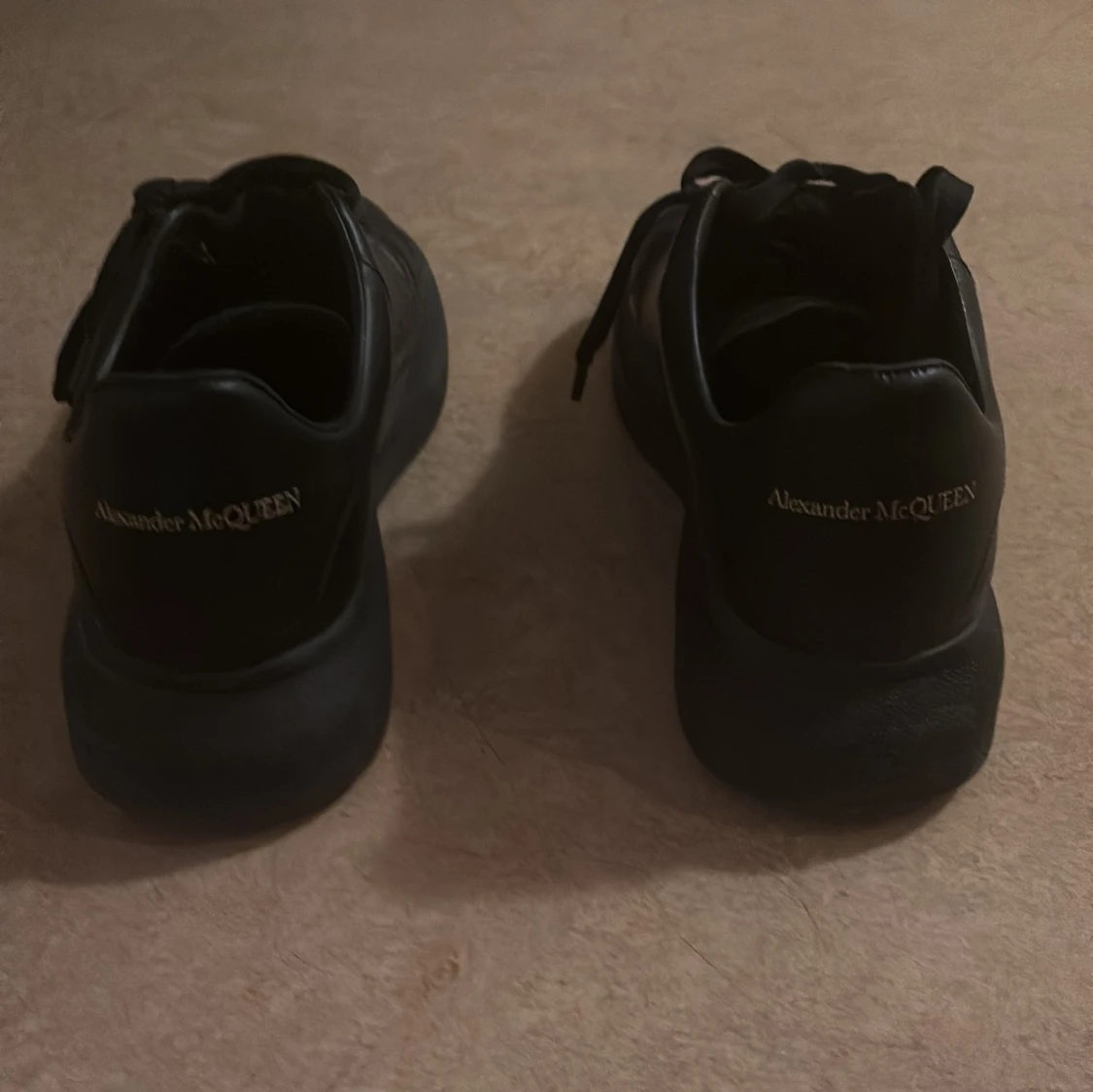 Svarta sneakers från Alexander McQueen - 1