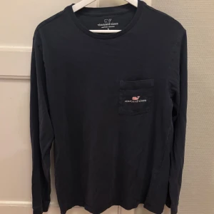 Vineyard vines tröja - Säljer denna riktigt snygga vineyard vines tröja i storlek S. Tröjan har inga fläckar, hål eller andra defekter och är i väldigt bra skick.