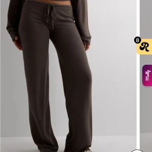 My chill pants - Jätte fina lågmidjade byxor från Nelly i storlek Xs, de är helt nya med prislappen på💞