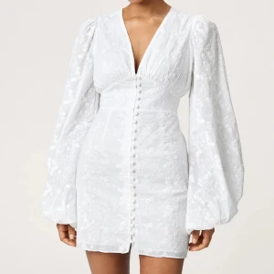 Adoore klänning  - Säljer min Adoore klänning som är helt oanvänd då jag har köpt en annan studentklänning💗💗  Köpte den för 1500kr