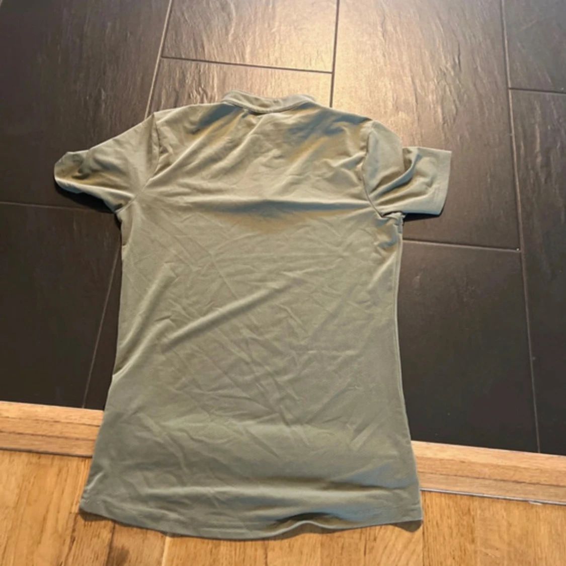Grön rid-t-shirt med half zip - 1