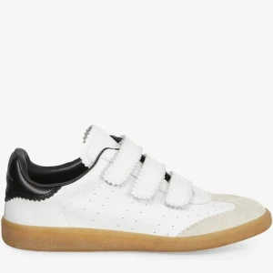 Isabel Marant Beth sneakers - Supersnygga isabel marant sneakers, köpta på vinted och endast använda av mig en gång då de inte passade😭 De är i väldigt bra skick med endast några små fläckar vid sulan (kan ses på bilden). Vid köp medföljer originalförpackning, dustbags och alla dokument jag fick med när jag köpte dom💞