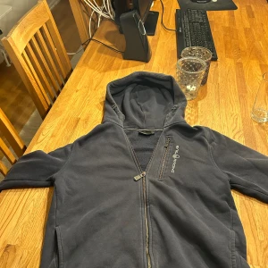 Säljer min tröja för jag inte använder den  - Jag säljer den här hoodie då jag inte använder den längre eftersom den är för liten, den är helt okej skick med lite små fläckar som jag inte försökt ta bort 