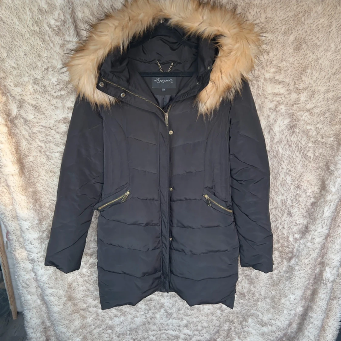 Svart quiltad vinterjacka med fuskpäls