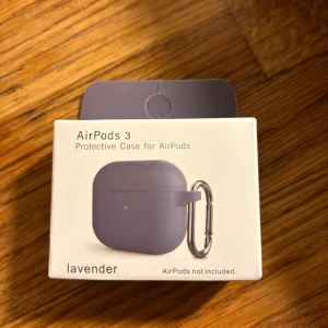 AirPods 3 Protective Case (Lavender) - Snyggt och praktiskt skyddsfodral i lavendelfärg för AirPods 3. Levereras i originalförpackning och inkluderar karbinhake för enkel fastsättning. Perfekt för att skydda dina AirPods mot repor och stötar. Oöppnad och i nyskick.