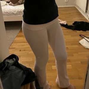 Rosa sköna mjukisbyxor - Rosa bootcut byxor från Gina tricot. Dom har mycket nåppror på sig som såklart går att få bort har bara inte orkat fixa med det.