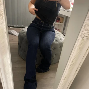 Mörkblå bootcut jeans med medelhögmidja - Som nya för långa på mig från zara.