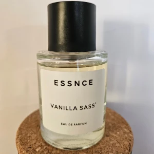 Essnce Vanilla Sass' EdP - Underbar parfym från Essnce! Endast använd ett fåtal gånger. Är inköpt i slutet av augusti. Självklart förvarad mörkt och svalt.