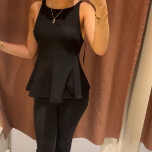 Svart topp med knyt i ryggen - Svart topp med knyte bak. Så stilren och lyxig! Pris kan diskuteras och skickar inom 24 timmar 💓