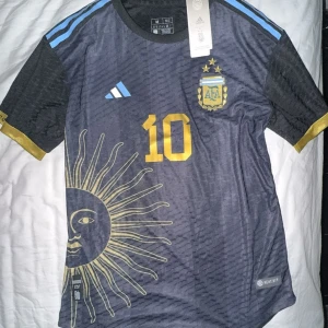 Argentina Messi tröja - Fotbollströja fått i present för nått år sedan, aldrig använd. Stickers och lapp finns kvar på den.  