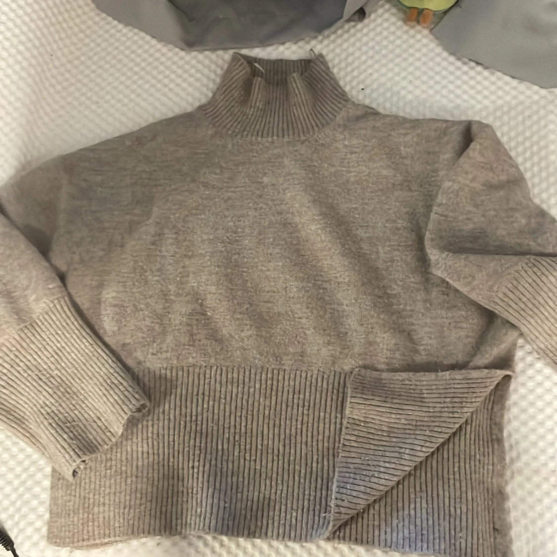 Beige polotröja från Gina Tricot - 1