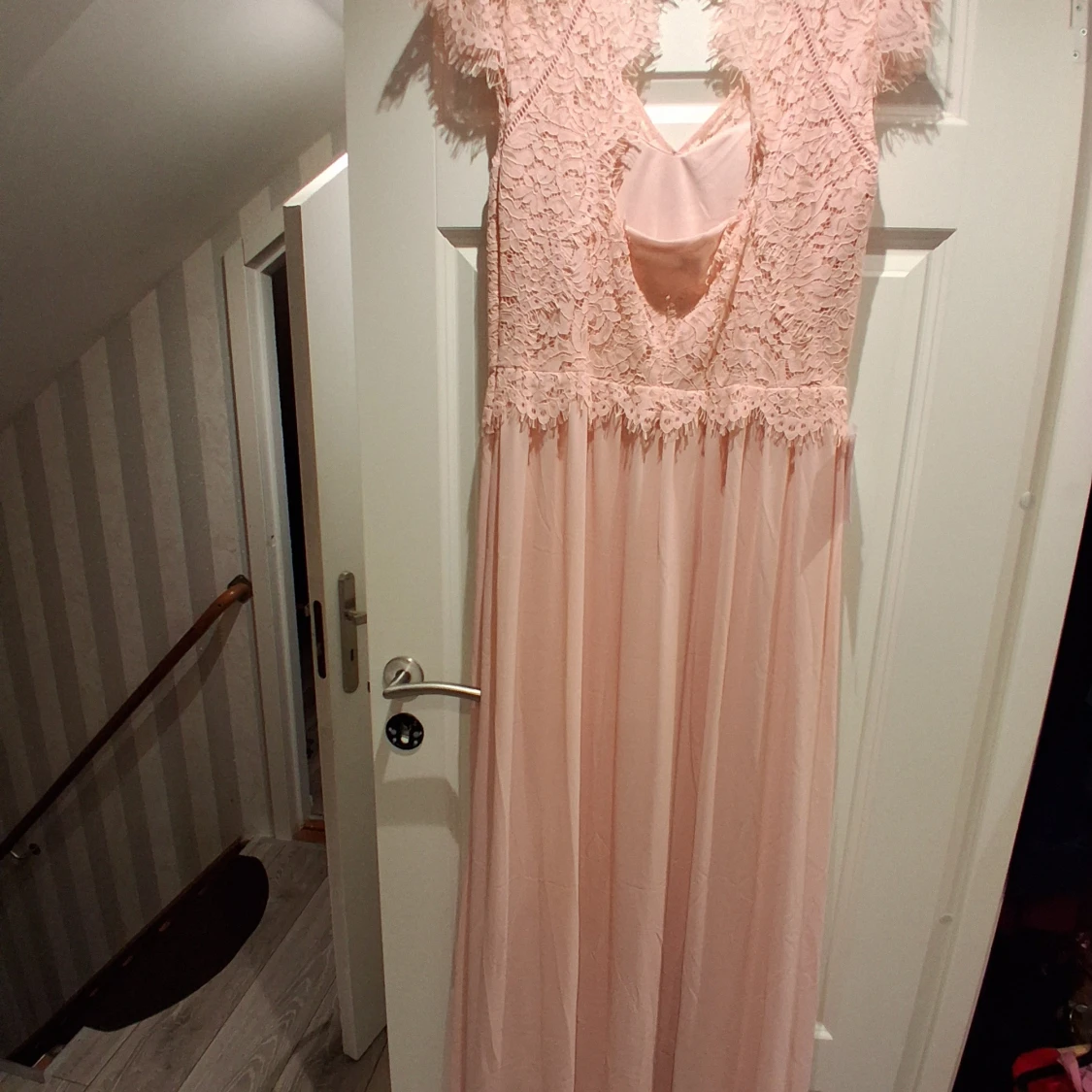 Ljusrosa långklänning med spets - 1