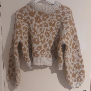 Stickad tröja från Vero Moda xs  - Mjuk fin tröja som passar perfekt nu till hösten och vintern. Tröjan är i storlek xs och är i från Vero Moda. Den är använd få tal gånger. 