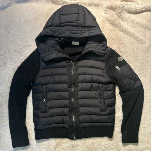Svart Moncler - Säljer en svart moncler i storlek S ( 1 )                            Pris kan diskuteras.                                                      ✅skriv för frågor, mått eller mer bilder ✅