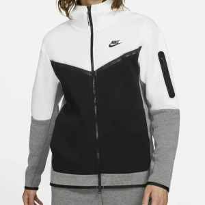 SÖKER: Nike Tech Fleece Vit Svart Grå  - SÖKER STORLEK S-M.