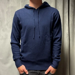 Kashmir/Merino hoodie - En marinblå Kashmir/Merino hoodie i storlek M! Modellen är 177cm lång, passar lite längre! Använd 1 gång, därför nyskick på hoodien! Hör av dig vid frågor!🌟