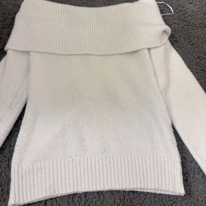 Vit offshoulder stickad tröja Sinsay - Supermysig vit stickad tröja från Sinsay i storlek M. Tröjan har en bred ribbad offshoulder-krage och långa ärmar. 