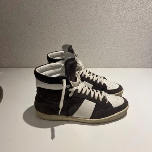 Saint Laurent sl/10h - Säljer nu dessa riktigt feta saint Laurent skor i storlek 43, som passar perfekt nu inför lite kallare väder. Skorna är i toppskick, tveka inte på att höra av dig. Priset är inte spikat vid en snabb affär!