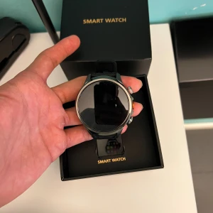 Smartwatch  - Helt ny, har bara testat den men den va lite för stor för mina armled. En klocka som håller batteriet upp till 5 dagar och har alla möjliga funktioner helt självständigt utan att beroende av en mobil. 