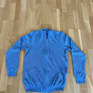 Stenströms tröja  - Snygg blå kofta från Stenströms med hel dragkedja framtill. Tröjan är i merinoull, riktigt fett.|Hör bara av dig om du har några frågor!