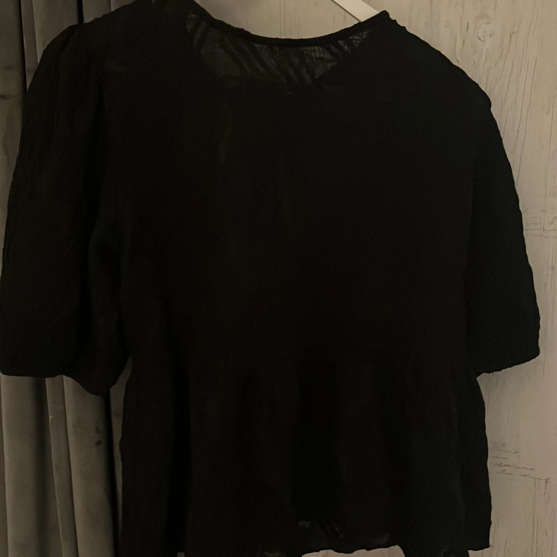 Svart blus med puffärm och knyt från Gina 