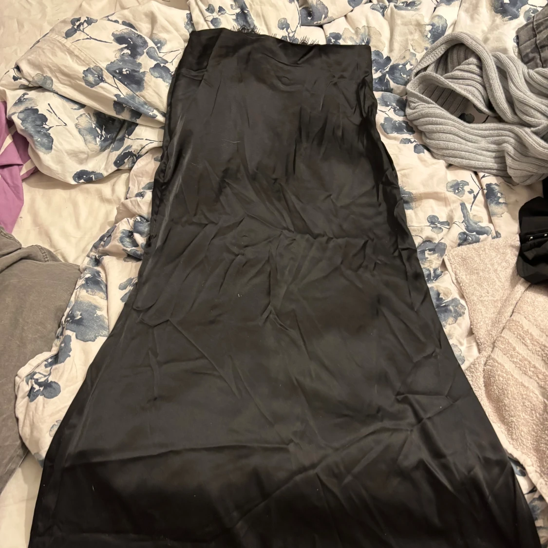 Svart långkjol i satin med spetskant